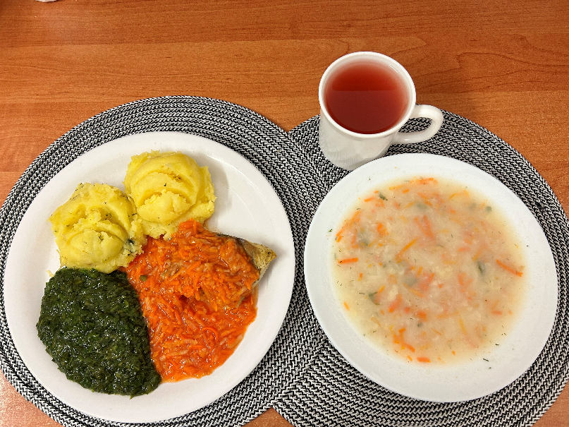 Na zdjęciu znajduje się: Kalafiorowa z ryżem, Ziemniaki, Ryba pieczona (Dorsz), Warzywa po grecku, Kompot owocowy, Szpinak gotowany z olejem